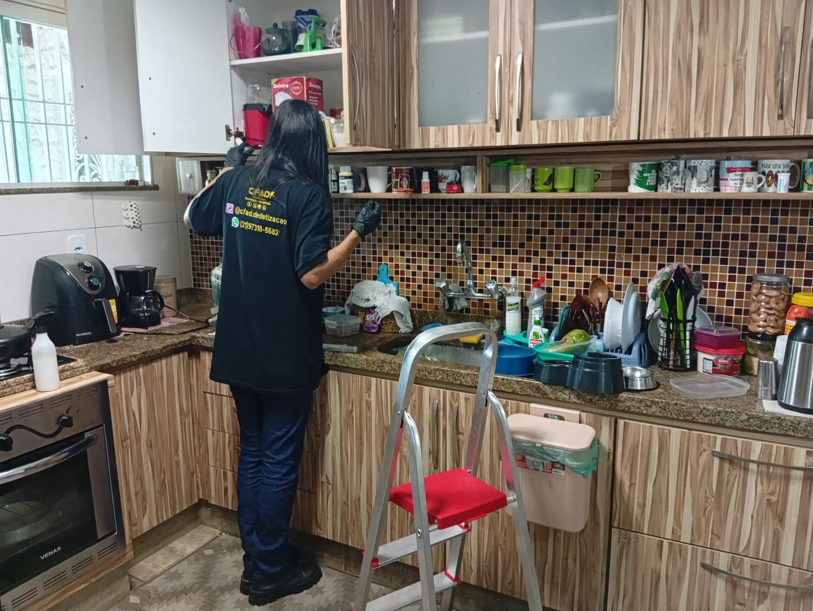 Técnica da CFAD realizando aplicação em cozinha